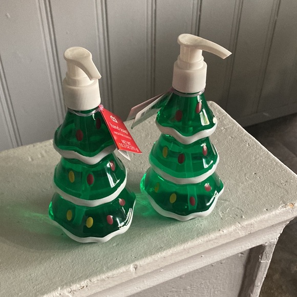 NWT Set of 2- Fresh Pine Scented Christmas Tree ๐ Bottle Hand Soap Dispensers - Picture 4 of 17